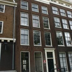 Pand met gevel onder rechte lijst