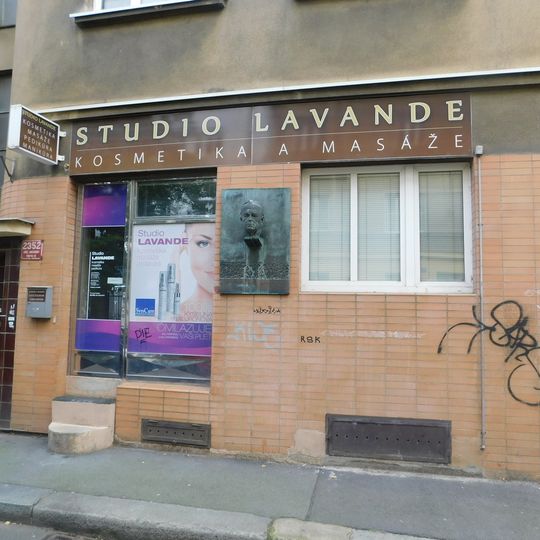 Pamětní deska Františka Halase na domě Kouřimská 2352/14 na Vinohradech