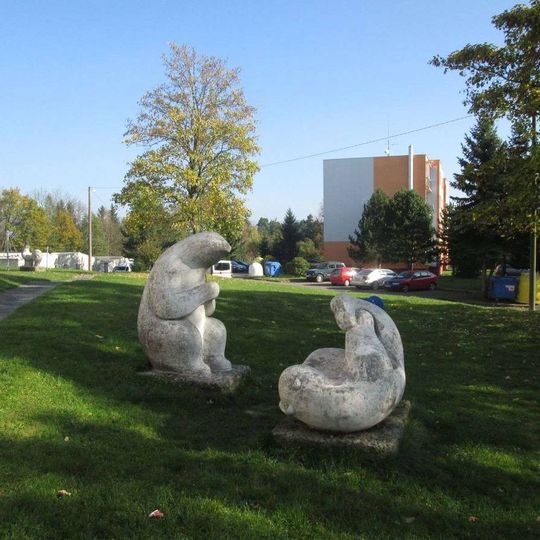 Socha Medvědi v Družstevní ulici v Nepomuku