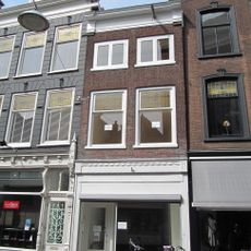 Gevel met verkropte lijst en oude vensterkozijnen