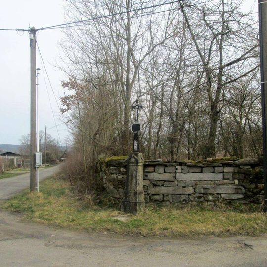 Kříž ve Velenovech u křižovatky u zdi