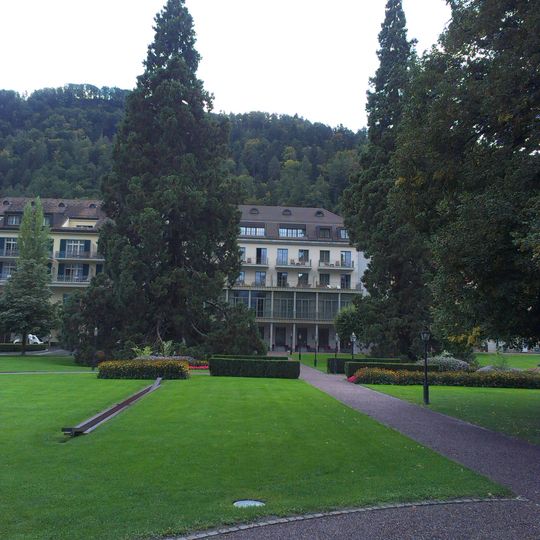 Hof mit Kuranstalten und Park