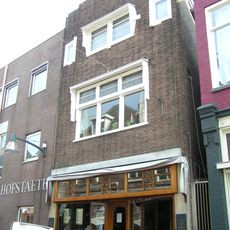 Banketbakkerswinkel met bakkerij en bovenwoning in de stijl van de Amsterdamse school