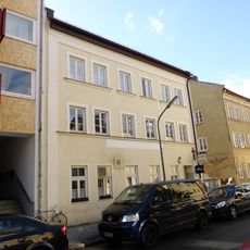 Dreigeschossiges Mietshaus