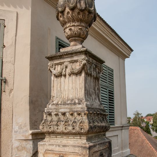 Váza na pilíři v opěrné zdi zámecké zahrady