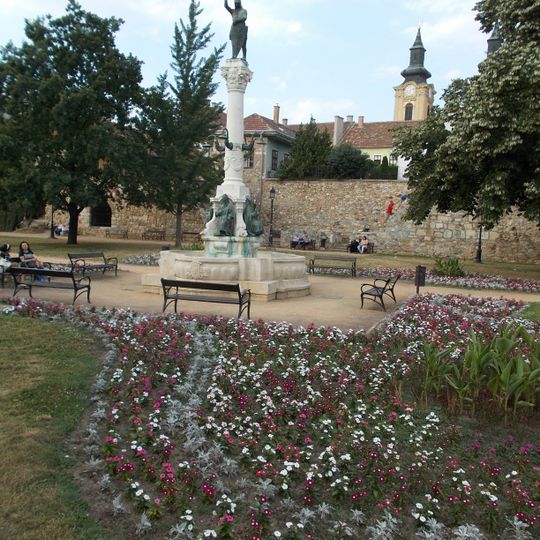 Püspökkút Memorial Column, Székesfehérvár