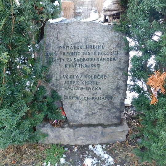 Pomník Václava Kolečka, Josefa Knittla a Václava Trčky v Bulharské ulici ve Vršovicích