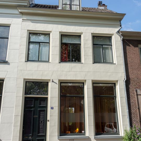 Huis met gepleisterde lijstgevel