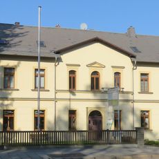 Gewerbebau der Handschuhfabrik Christian Friedrich Lohs mit Vorgarten und Resten der historischen Einfriedung Zwickauer Straße 412