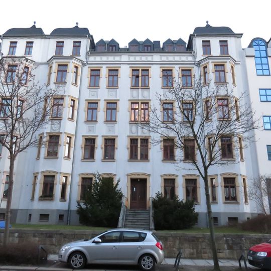 Mietshaus in geschlossener Bebauung mit Vorgarten Weststraße 47
