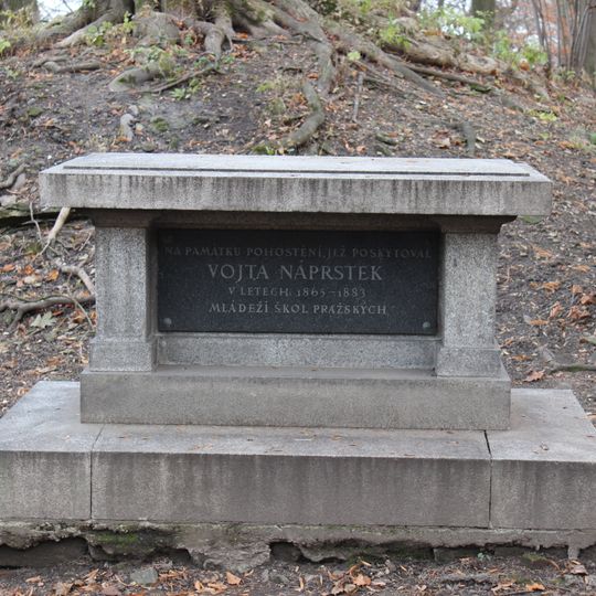 Pomník Vojty Náprstka na Petříně