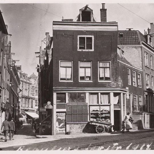 Complex etagewoningen onder dwars dak gevel onder rechte lijst