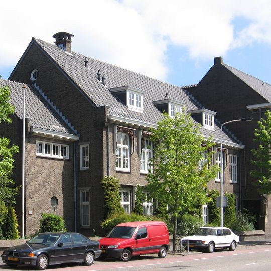 Parochiehuis met erfafscheiding