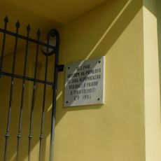 Pamětní deska na kostele v Meziříčku