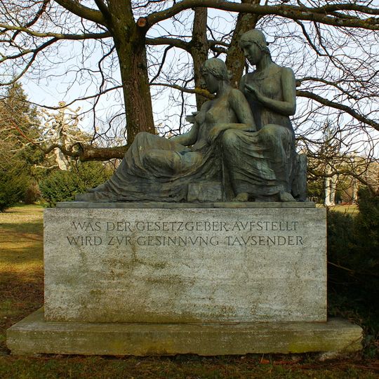 Zwei sitzende Frauenfiguren