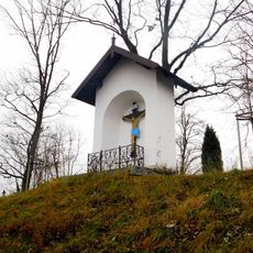 Výklenková kaple u hřbitova v Mladých Bukách