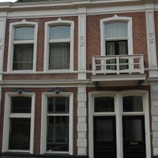 Herenhuis in eclectische stijl (vormt een geheel met nr. 26)