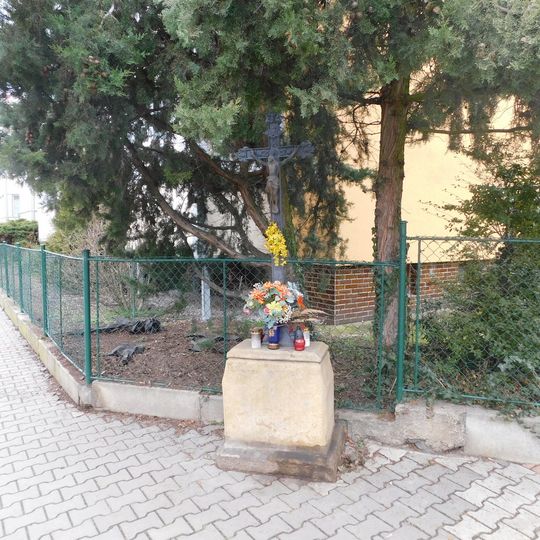 Kříž v ulici Prvomájová v Radotíně