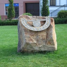 Sluneční hodiny na Náměstí míru ve Štítech