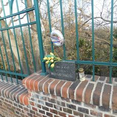 Pamětní deska Miloslava Vraštila v Goetheho ulici v Bubenči