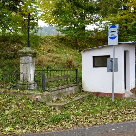 Křížek u rozcestí v Hliněné