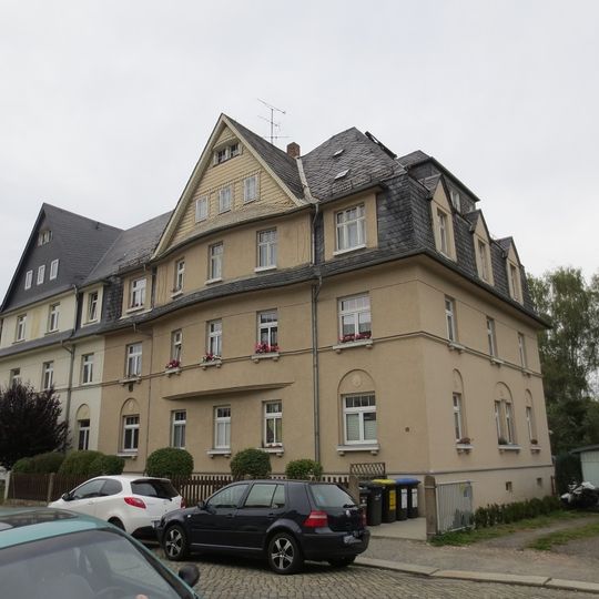 Mietshaus in halboffener Bebauung , mit Vorgarten Carl-Hertel-Straße 12