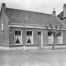 Dorpshuis met langsgevel aan de straat