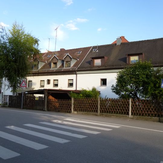 Dreiteiliges Vorstadt-Wohnhaus