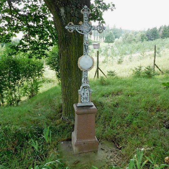 Kříž nad rybníkem Horní Sklárna v Úsobí