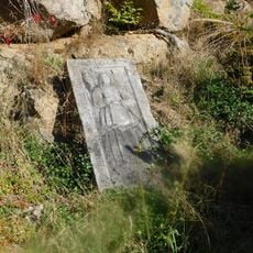 Náhrobník u polesí v Chodově