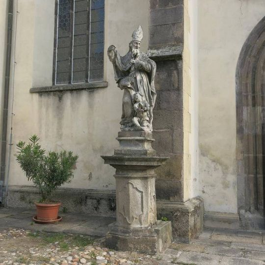 Socha svatého Augustina vlevo u portálu kostela svatého Jiljí v Třeboni