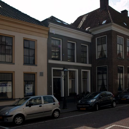 Pandje met gepleisterde gevel en rechte kroonlijst