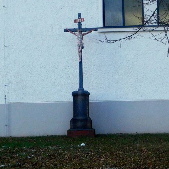 Kříž u kostela ve Smrčné