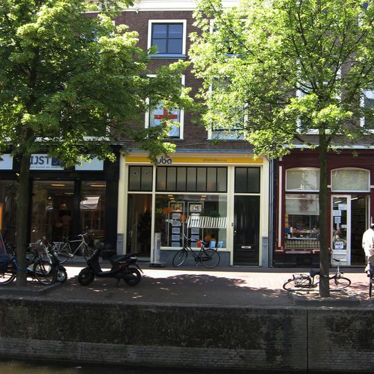 Pand met lijstgevel, waarvan de lijst gedragen wordt door consoles in stijl Lod. XV. Geprofileerde vensterdorpels