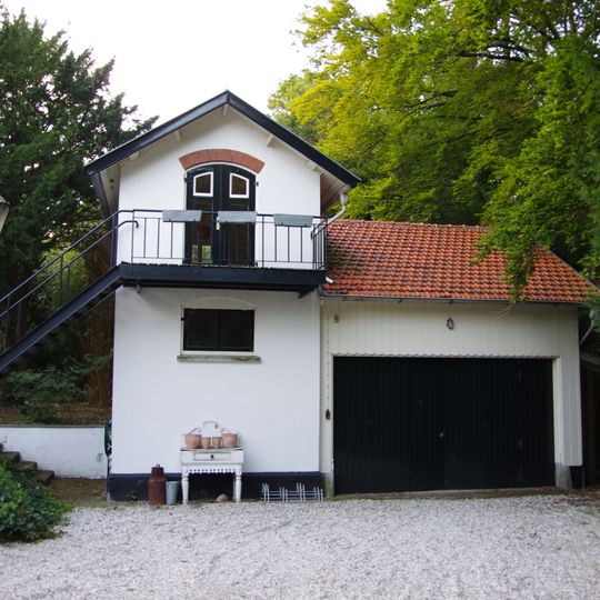 Koetshuis met stal, onderdeel van het complex "De Berg", dat later als garage en schuur in gebruik is genomen