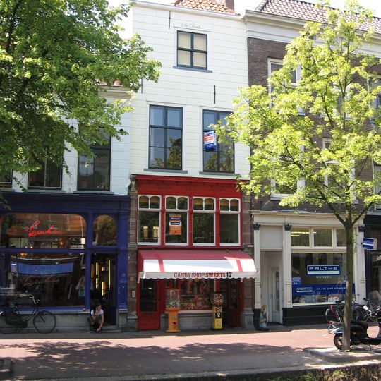 Hoog pand. Schilddak. Gepleisterde gevel