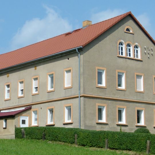 Wohnstallhaus und nördliche Scheune eines Dreiseithofes Geißmannsdorfer Straße 50
