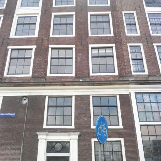 Onderdeel van het grote hoekpand Prins Hendrikkade 155-156-Kalkmarkt 1-2, met schilddak en pilastergevels