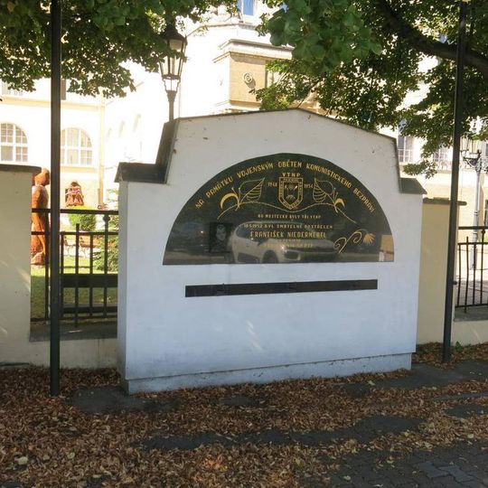Pomník Františka Niedermertla u muzea v Mostě