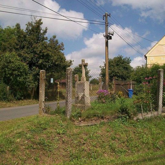 Kříž v Puclicích na rozcestí