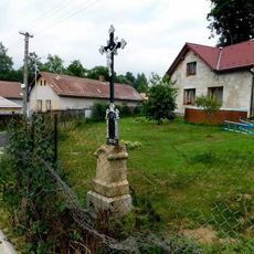 Kříž v zahradě domu čp. 9 v Krasoňově