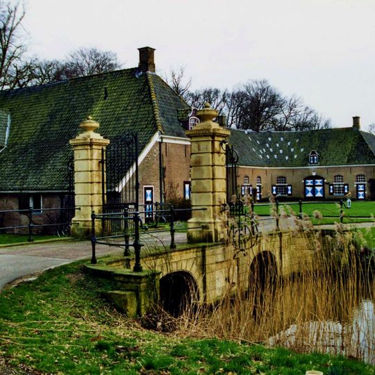 Schoonheten: toegangsbrug met balustrade, hekpijkers en sierhek