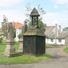Dřevěná zvonička na návsi v Nových Třebčicích
