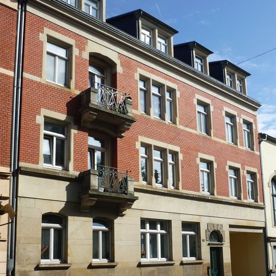 Mietshaus in geschlossener Bebauung mit Hofdurchfahrt August-Bebel-Straße 2