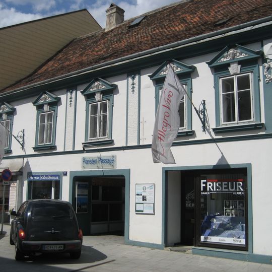 Wohn- und Geschäftshaus