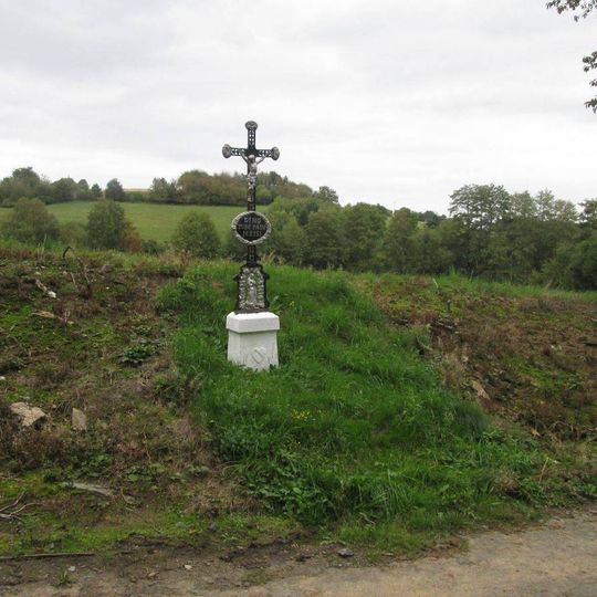 Kříž západně od Tlumačova u polní cesty