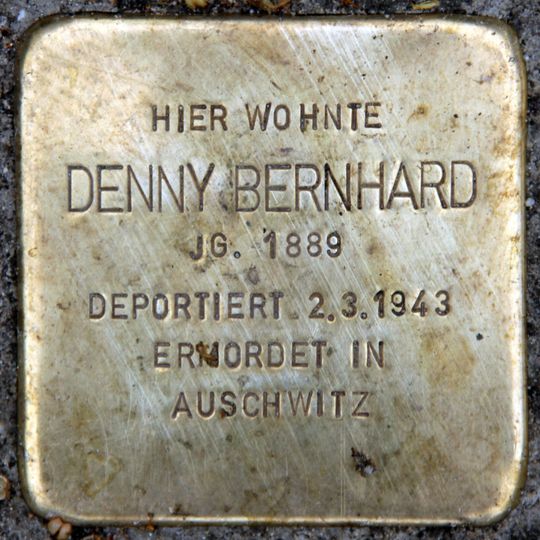 Stolperstein en memoria de Denny Bernhard