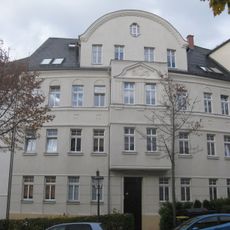 Mietshaus in geschlossener Bebauung mit Vorgarten (Nebenanlage) Münchner Straße 25