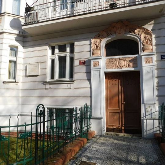 Pamětní deska Vlaho Bukovace na domě Ovenecká 316/42 na Letné