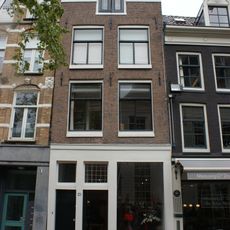 Pand met gevel onder rechte lijst